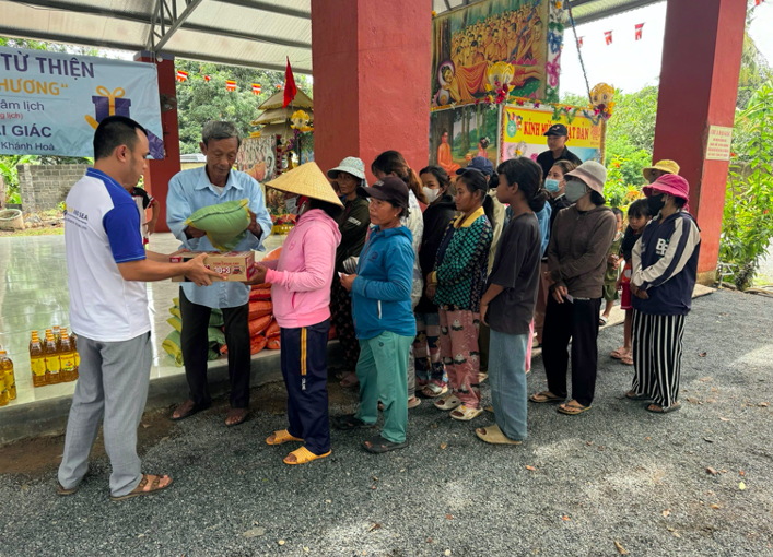 Ảnh 3: Trao quà hỗ trợ gồm gạo, mỳ tôm, dầu ăn cho hộ dân khó khăn.