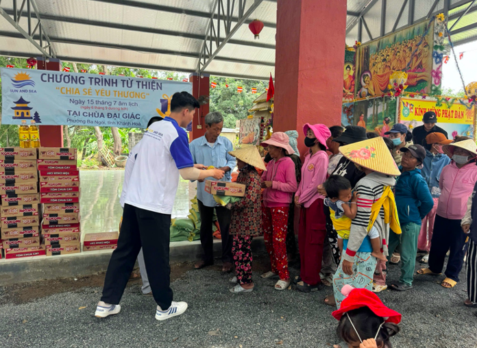 Ảnh 4: Người dân xếp hàng trật tự chờ nhận phần quà.