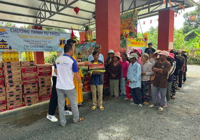 Ảnh 5: Trao tận tay quà hỗ trợ đến từng hộ gia đình.