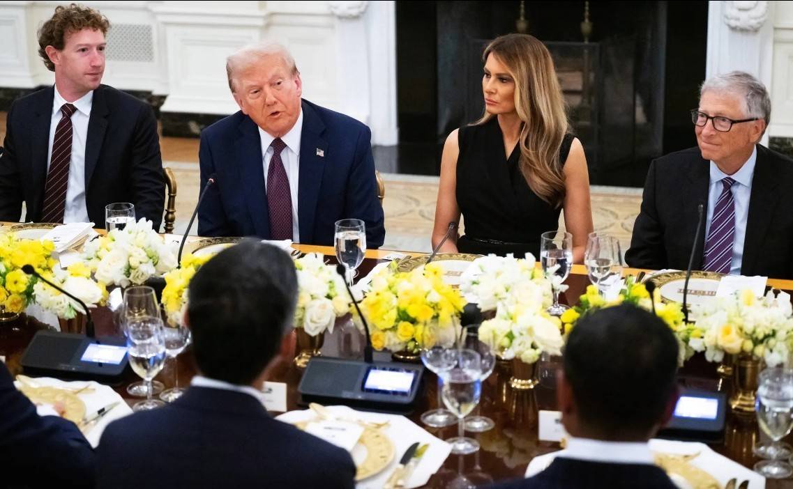 Tổng thống Mỹ Donald Trump và Đệ nhất phu nhân Melania Trump tiếp đón các lãnh đạo công nghệ trong bữa tiệc tối tại Nhà Trắng ở Washington D.C.