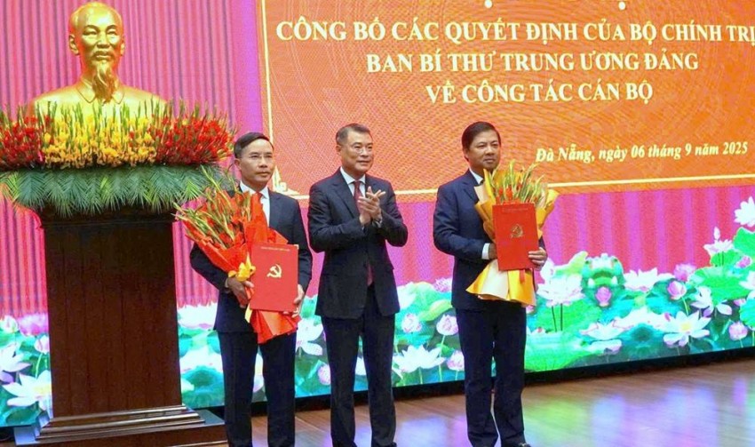 Ông Phạm Đức Ấn, ngoài cùng, bên trái Phó Bí thư Thành ủy Đà Nẵng