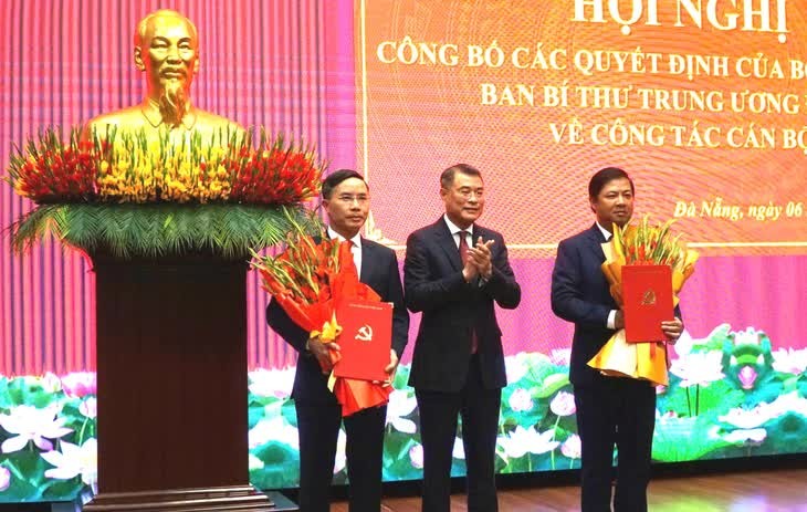 Ông Lê Minh Hưng, Ủy viên Bộ Chính trị, Trưởng Ban Tổ chức Trung ương, tặng hoa chúc mừng ông Phạm Đức Ấn và ông Lương Nguyễn Minh Triết - Ông Lê Minh Hưng, Ủy viên Bộ Chính trị, Trưởng Ban Tổ chức Trung ương, tặng hoa chúc mừng ông Phạm Đức Ấn và ông Lương Nguyễn Minh Triết -