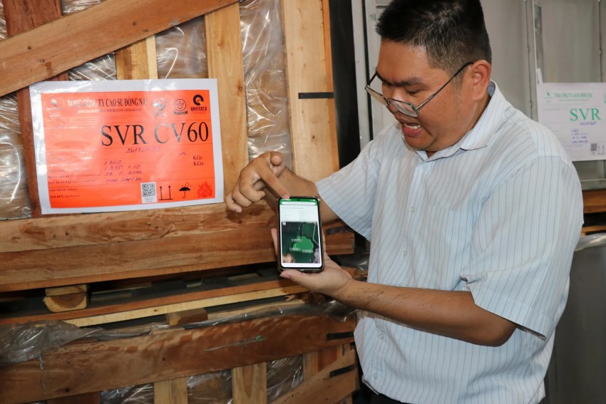 Sản phẩm cao su đáp ứng EUDR có thể quét mã để định vị được toàn chuỗi sản xuất của sản phẩm, từ vườn cây đến nhà máy chế biến  ẢNH: VRG CUNG CẤP