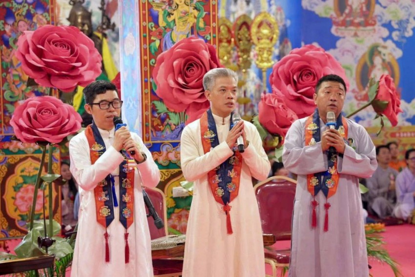 Đại diện Phật tử xúc động đọc diễn từ sâu sắc đầy tình cảm của những người con hướng về mẹ cha. Đại diện Phật tử xúc động đọc diễn từ sâu sắc đầy tình cảm của những người con hướng về mẹ cha.