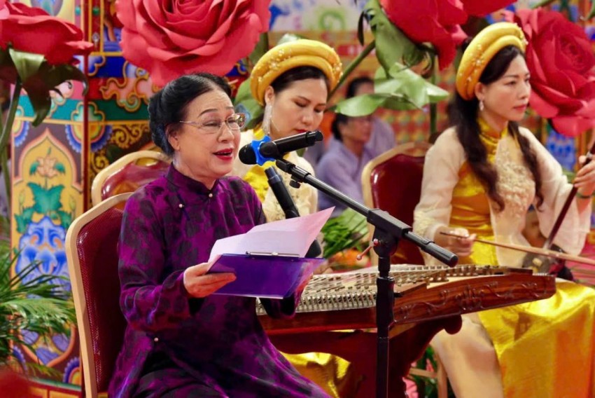Đại diện Phật tử xúc động đọc diễn từ sâu sắc đầy tình cảm của những người con hướng về mẹ cha. Đại diện Phật tử xúc động đọc diễn từ sâu sắc đầy tình cảm của những người con hướng về mẹ cha.