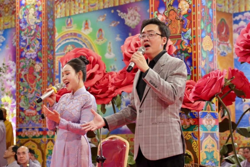 6. Nghệ sĩ Phật biểu diễn trong lễ Vu lan Bông hồng cài áo 6. Nghệ sĩ Phật biểu diễn trong lễ Vu lan Bông hồng cài áo