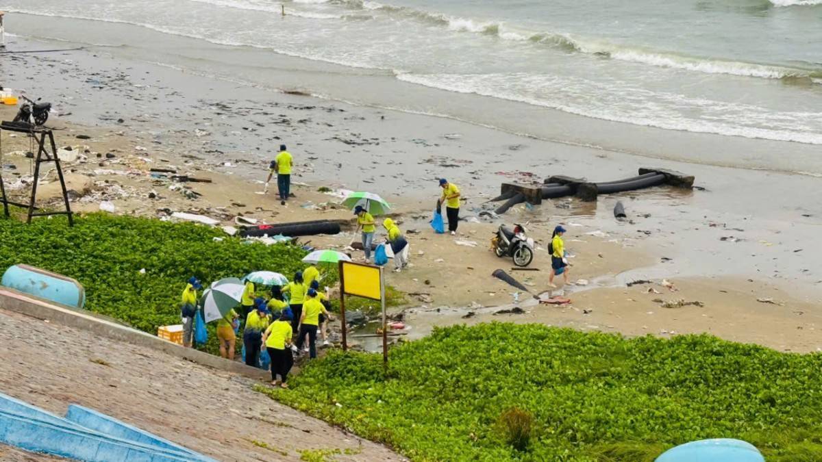 Phường Mũi Né: Ngân hàng Á Châu đồng hành cùng địa phương dọn dẹp môi trường