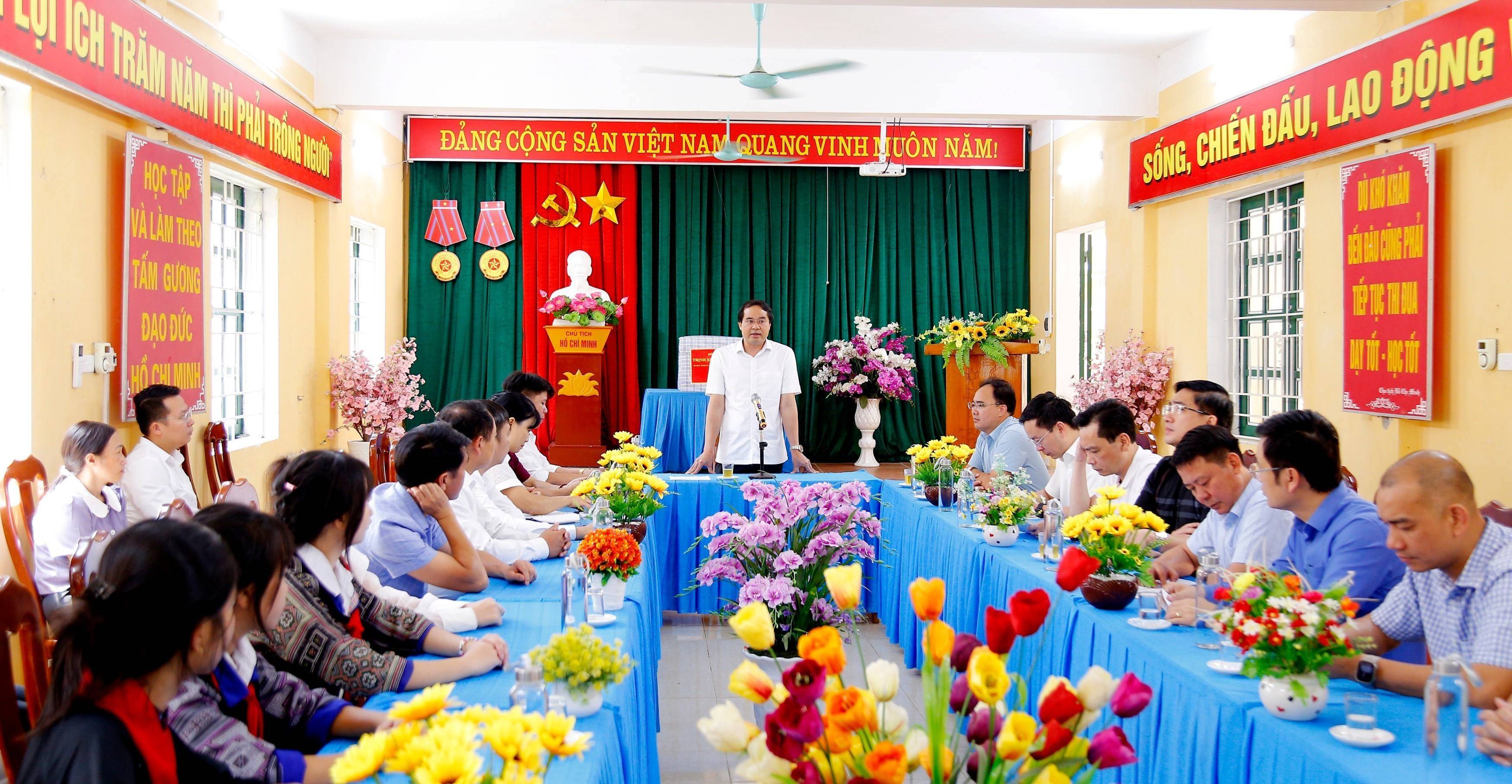 Bí thư Tỉnh ủy, Chủ tịch HĐND tỉnh phát biểu tại buổi làm việc với Trường Phổ thông dân tộc nội trú Trung học cơ sở Mù Cang Chải.