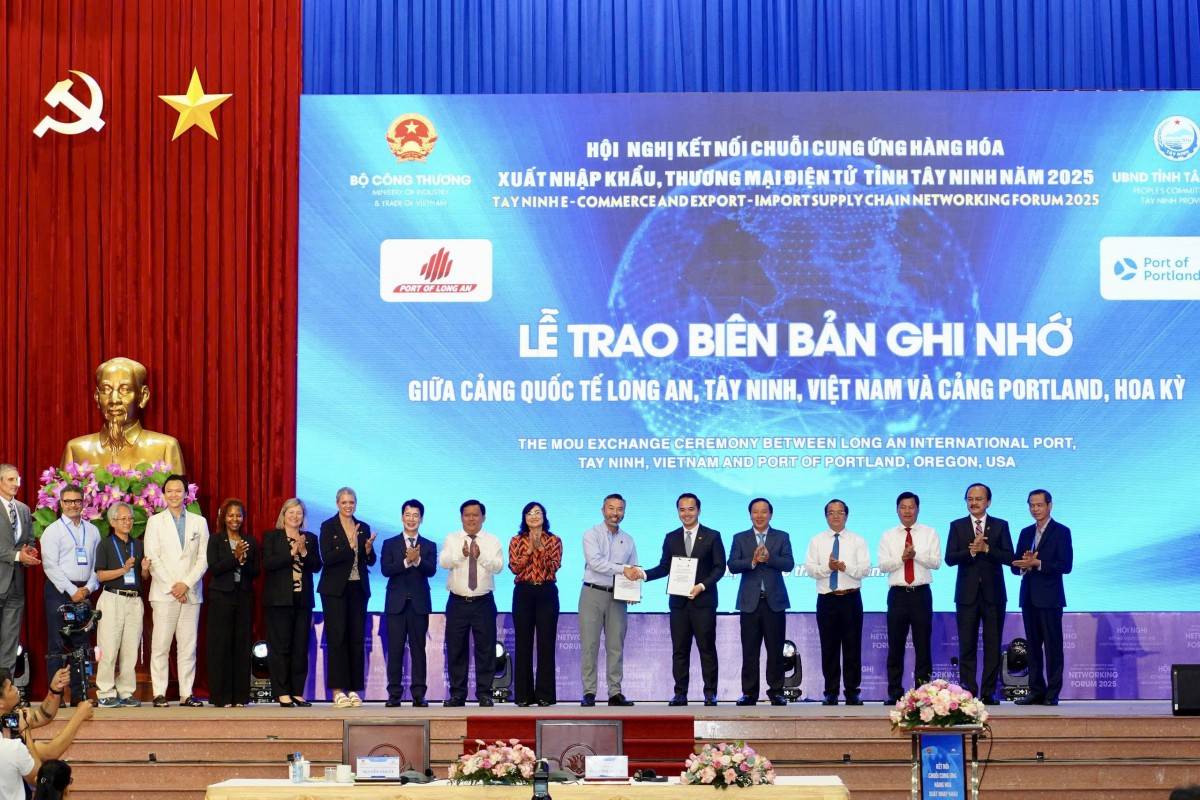 Trao Biên bản ghi nhớ giữa Cảng Quốc tế Long An với Cảng Portland dưới sự  chứng kiến của Lãnh đạo Bộ Công thương, Lãnh đạo tỉnh Tây Ninh
