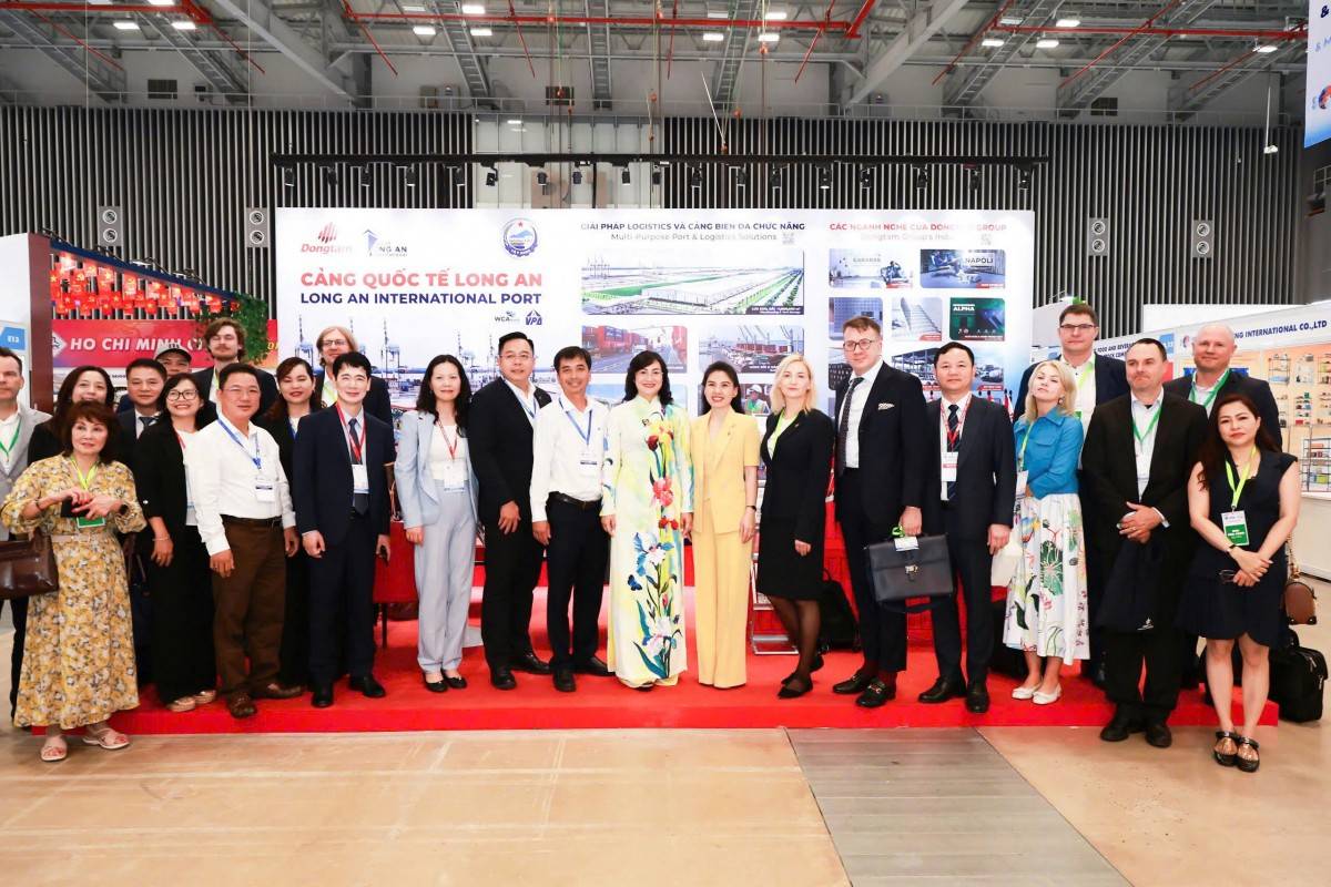 Bà Phan Thị Thắng – Thứ trưởng Bộ Công Thương (mặc áo dài) cùng các đại biểu tham quan gian hàng Cảng Quốc tế Long An tại Triển lãm chuỗi cung ứng hàng  hoá quốc tế từ 4/9-6/9/2025 tại Tp.HCM