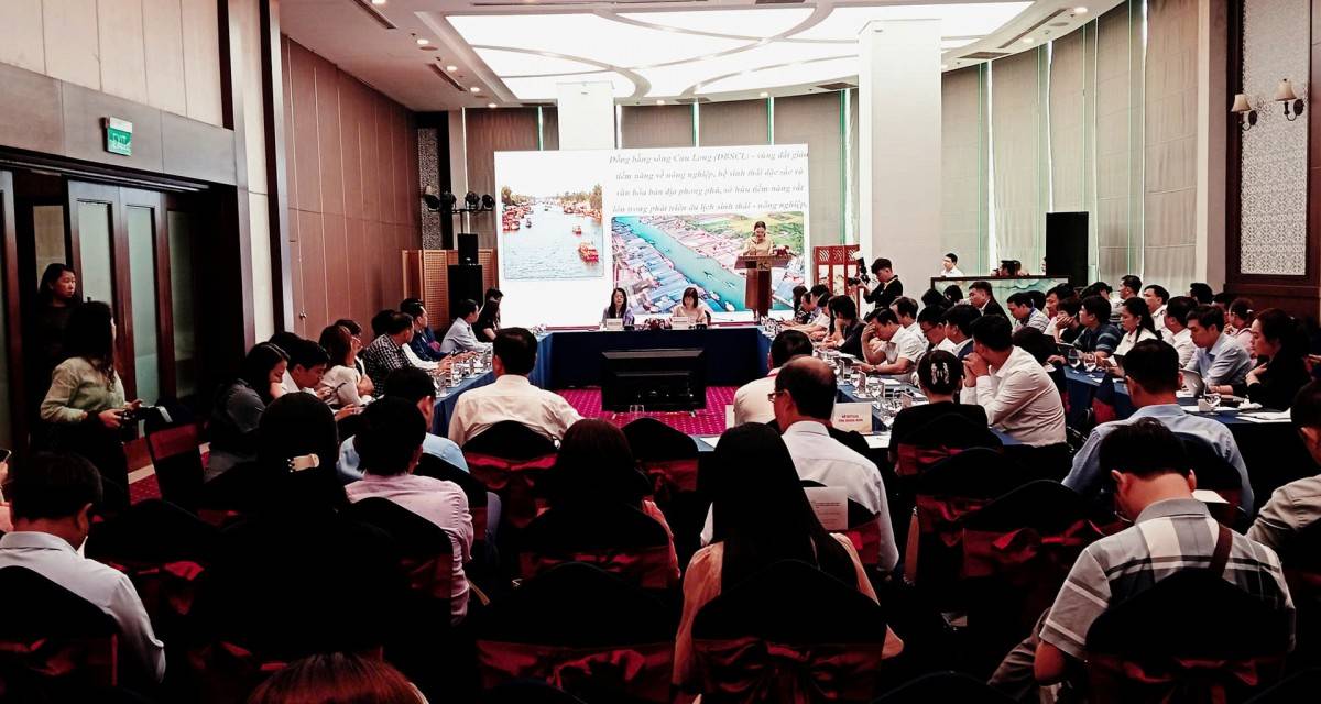 09 diễn đàn, hội nghị, hội thảo chuyên đề với hơn 40 diễn giả quốc tế và trong nước, cùng hơn 2.500 đại biểu, đã trở thành không gian thảo luận chiến lược về xu hướng chuyển đổi số, chuyển đổi xanh  09 diễn đàn, hội nghị, hội thảo chuyên đề với hơn 40 diễn giả quốc tế và trong nước, cùng hơn 2.500 đại biểu, đã trở thành không gian thảo luận chiến lược về xu hướng chuyển đổi số, chuyển đổi xanh