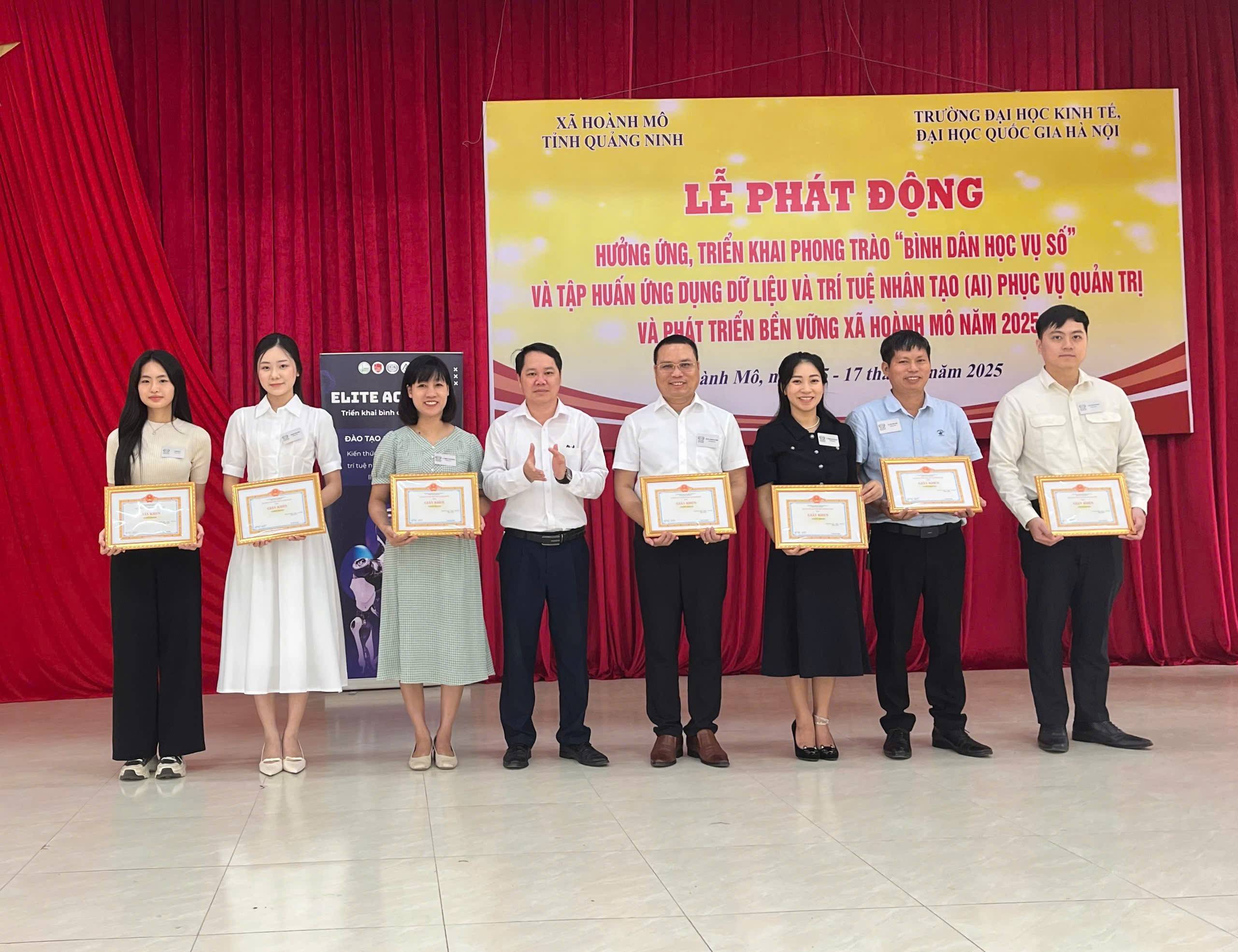 Ông Giáp Văn Ngôn, phó bí thư Đảng ủy, chủ tịch UBND xã Hoành Mô trao tặng giấy khen cho tập thể giảng viên Trường Đại học Kinh tế, ĐHQGHN tham gia tập huấn. Hoành Mô (Quảng Ninh) bứt phá với trí tuệ nhân tạo – Bước tiến từ một xã biên giới