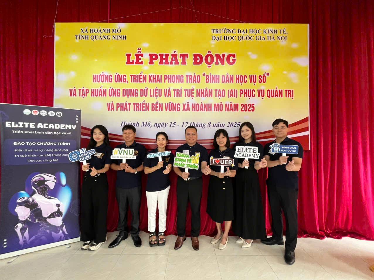PGS.TS. Nguyễn An Thịnh, Trưởng Khoa Kinh tế phát triển, trưởng nhóm nghiên cứu mạnh cấp ĐHQGHN (đứng giữa) cùng đội ngũ giảng viên tham gia tập huấn. Hoành Mô (Quảng Ninh) bứt phá với trí tuệ nhân tạo – Bước tiến từ một xã biên giới