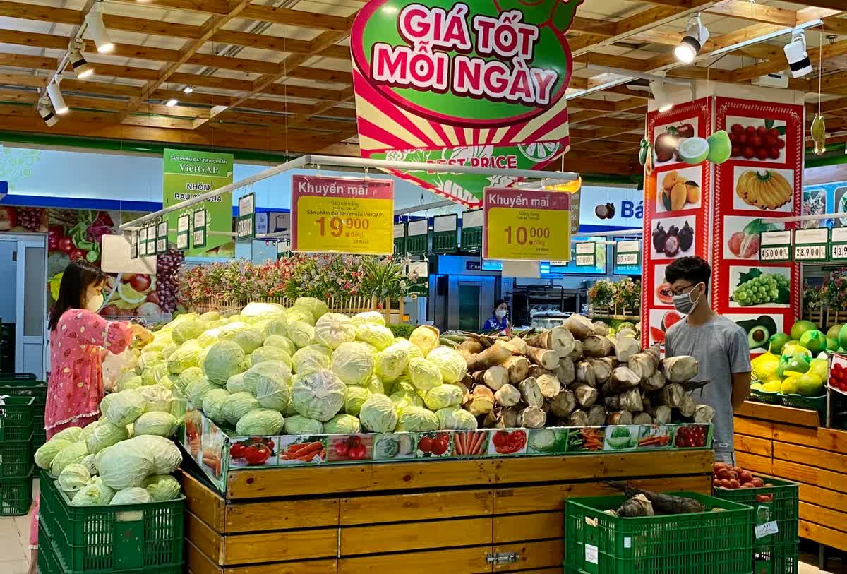 Trà đá vỉa hè tăng giá, vé máy bay Tết, thịt lợn, gas… đồng loạt “leo thang”