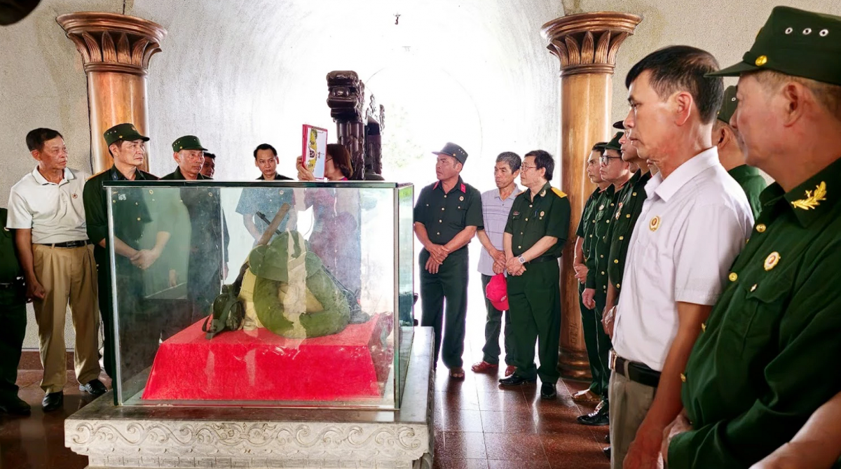 “Mưa đỏ” lan tỏa sức mạnh tri ân, đưa dòng người tìm về Thành Cổ Quảng Trị “Mưa đỏ” lan tỏa sức mạnh tri ân, đưa dòng người tìm về Thành Cổ Quảng Trị