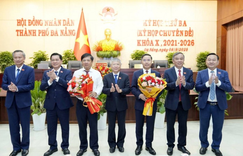 HĐND TP Đà Nẵng tặng hoa chúc mừng ông Phạm Đức Ấn (thứ ba từ phải qua) và ông Lương Nguyễn Minh Triết