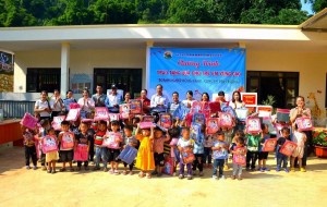Doanh nghiệp Điện Biên trao hơn 300 suất quà cho học sinh vùng lũ