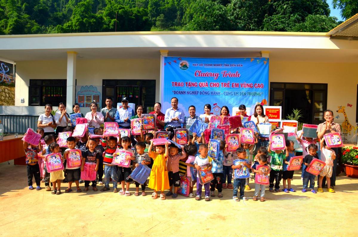 Doanh nghiệp Điện Biên trao hơn 300 suất quà cho học sinh vùng lũ