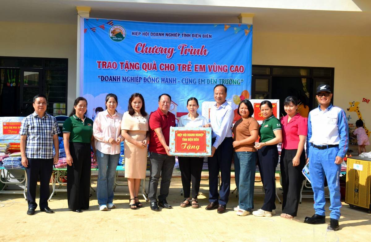 Doanh nghiệp Điện Biên trao hơn 300 suất quà cho học sinh vùng lũ