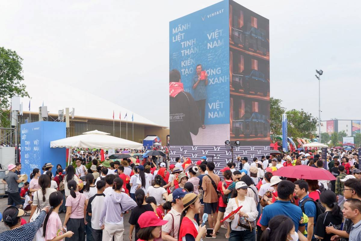 Du khách xếp hàng tham quan khu vực triển lãm của VinFast và các thương hiệu khác trong hệ sinh thái Vingroup.