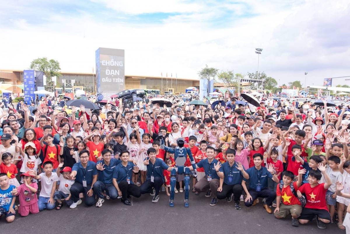 Đông đảo khách tham quan hào hứng tương tác cùng robot hình người của VinMotion.