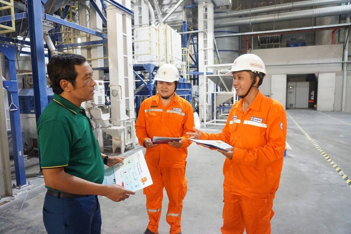 Sẽ áp giá điện 2 thành phần cho khách hàng tiêu thụ lớn từ năm 2026
