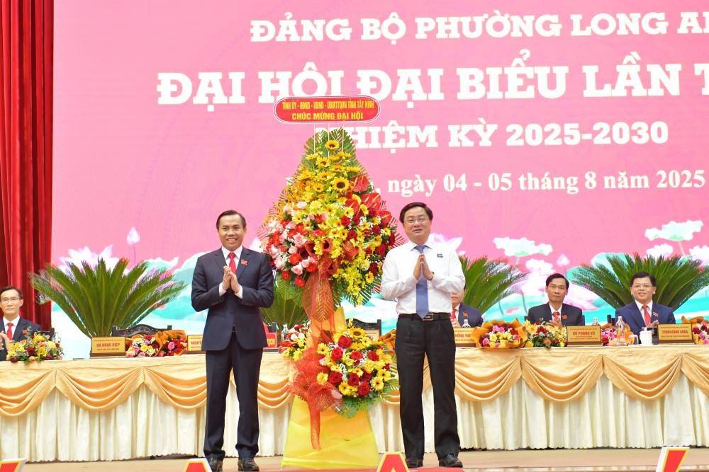 Bí thư Tỉnh uỷ  Tây Ninh - Nguyễn Văn Quyết tặng hoa chúc mừng Đại hội Đại biểu Đảng bộ Phường Long An Bí thư Tỉnh uỷ  Tây Ninh - Nguyễn Văn Quyết tặng hoa chúc mừng Đại hội Đại biểu Đảng bộ Phường Long An