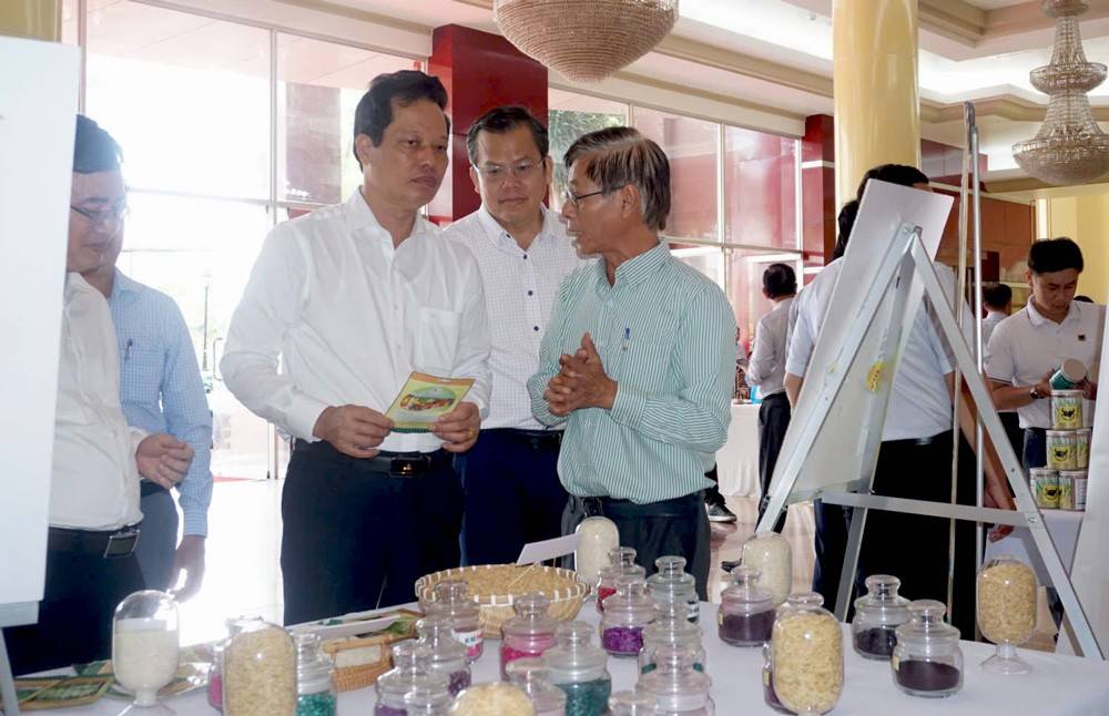 Phó Chủ tịch Ủy ban nhân dân tỉnh Nguyễn Thành Diệu tham quan gian hàng trưng bày sản phẩm của doanh nghiệp