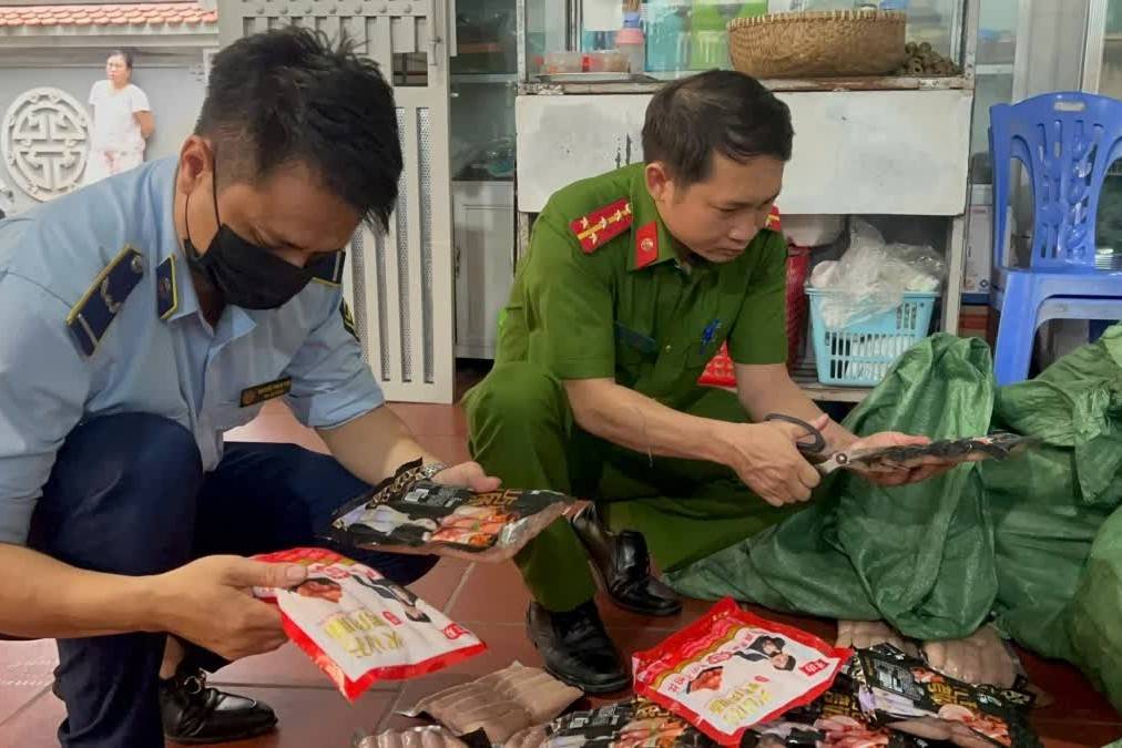 Rùng mình xúc xích, lạp xưởng “bẩn” tràn vào quán vỉa hè, cổng trường ở Hà Nội