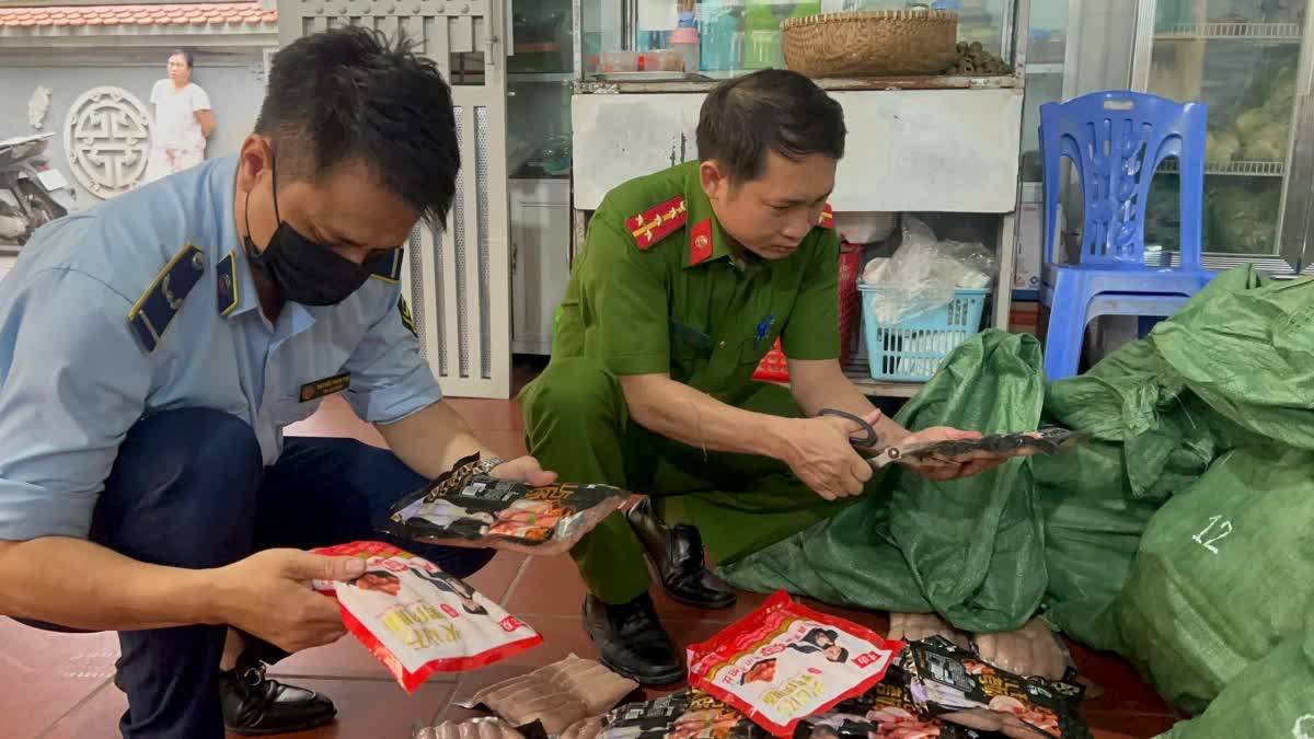 Rùng mình xúc xích, lạp xưởng “bẩn” tràn vào quán vỉa hè, cổng trường ở Hà Nội Rùng mình xúc xích, lạp xưởng “bẩn” tràn vào quán vỉa hè, cổng trường ở Hà Nội