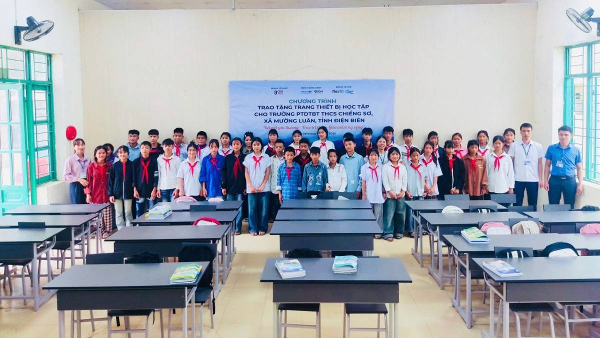 Lớp học khang trang, các em học sinh vui mừng trở lại học tập với những bộ bàn ghế mớ