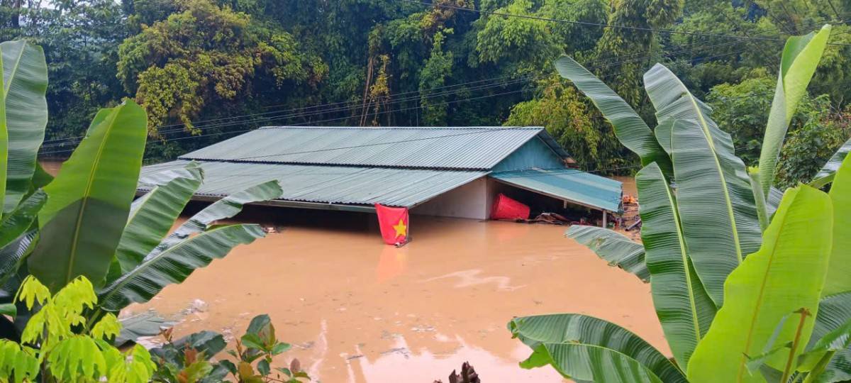 Xã Mường Luân, huyện Điện Biên Đông, tỉnh Điện Biên chìm trong lũ dữ.