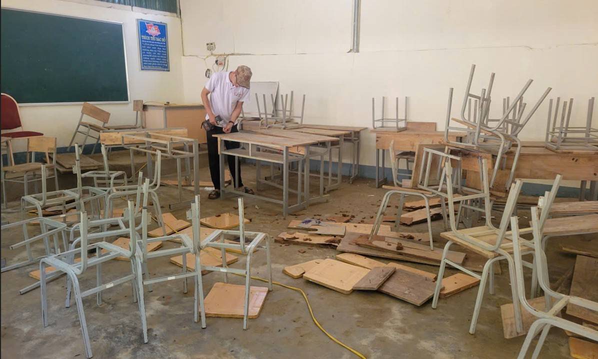 Tận dụng chân còn tốt, 150 mặt bàn, mặt ghế được thay thế cho bàn ghế cũ mục nát, trị giá 100 triệu đồng, tài trợ bởi Công ty Cổ phần FLEXFIT nội thất thế hệ mới.