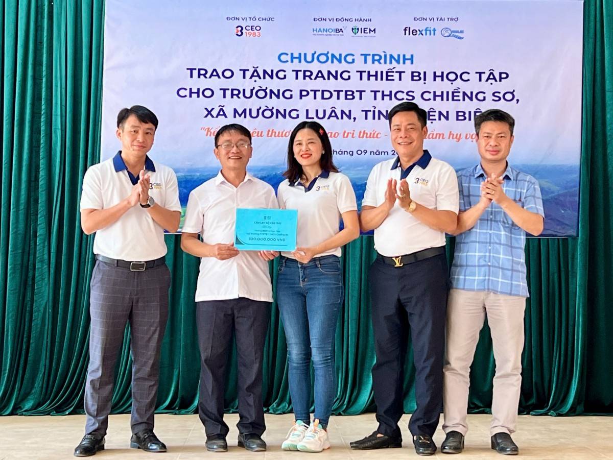 Đại diện trường PTDTBT Chiềng Sơ nhận quà và trang thiết bị học tập từ các thành viên CLB CEO 1983