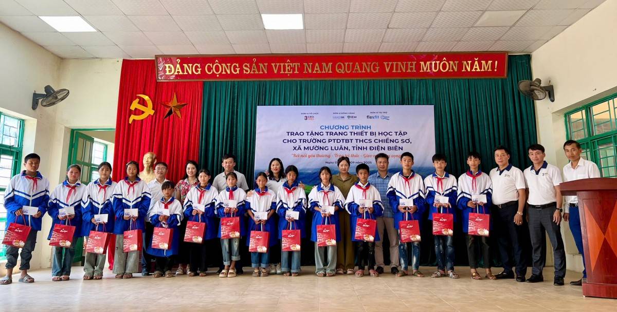 Đại diện CLB CEO 1983 trao tặng trang thiết bị học tập cho trường PTDTBT Chiềng Sơ, Mường Luân, Điện Biên