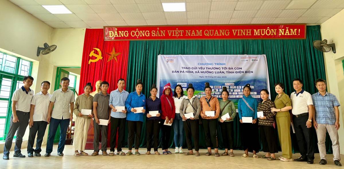 Đại diện CLB CEO 1983 trao tặng trang thiết bị học tập cho trường PTDTBT Chiềng Sơ, Mường Luân, Điện Biên