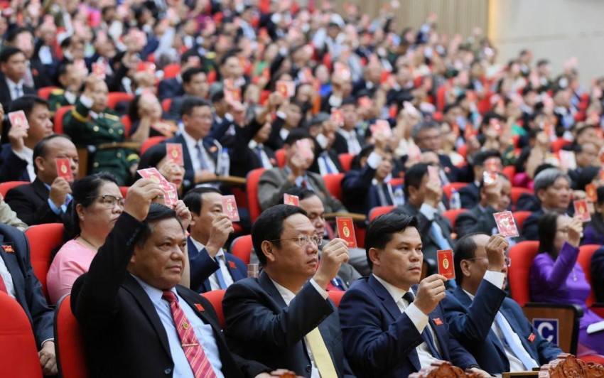 Các đại biểu biểu quyết thông qua dự thảo nghị quyết đại hội. Các đại biểu biểu quyết thông qua dự thảo nghị quyết đại hội.