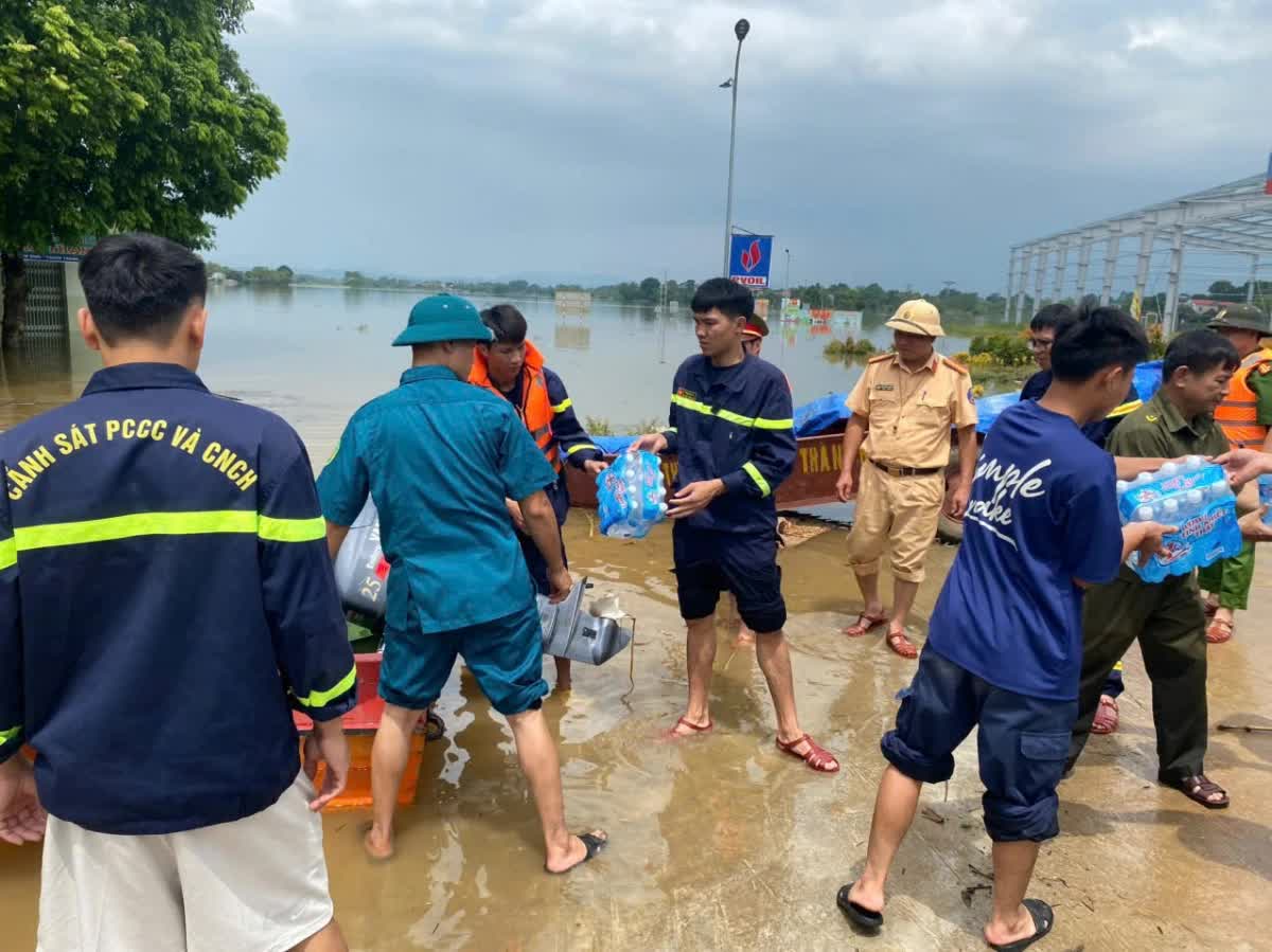 Đê bao Thạch Định nứt vỡ, bờ sông Bưởi tiếp tục sạt lở, đe dọa trực tiếp an toàn tính mạng, tài sản và sản xuất của hàng trăm hộ dân xã Kim Tân. Đê bao Thạch Định nứt vỡ, bờ sông Bưởi tiếp tục sạt lở, đe dọa trực tiếp an toàn tính mạng, tài sản và sản xuất của hàng trăm hộ dân xã Kim Tân.