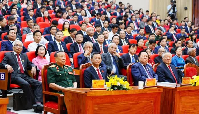 Dự phiên khai mạc có 450 đại biểu, gồm 384 đại biểu chỉ định và 66 đại biểu đương nhiên thuộc 100 đảng bộ trực thuộc tỉnh, đại diện cho  91.788 đảng viên toàn Đảng bộ. Trong đó có 95 đại biểu nữ, chiếm 21,11 %;  đại biểu là người dân tộc thiểu số: 76 đại biểu, chiếm 16,89%. Dự phiên khai mạc có 450 đại biểu, gồm 384 đại biểu chỉ định và 66 đại biểu đương nhiên thuộc 100 đảng bộ trực thuộc tỉnh, đại diện cho  91.788 đảng viên toàn Đảng bộ. Trong đó có 95 đại biểu nữ, chiếm 21,11 %;  đại biểu là người dân tộc thiểu số: 76 đại biểu, chiếm 16,89%.