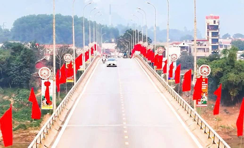 Cầu Mậu A bắc qua sông hồng - Cây cầu huyết mạch của địa phương (Ảnh: Thu Nhài) Cầu Mậu A bắc qua sông hồng - Cây cầu huyết mạch của địa phương (Ảnh: Thu Nhài)