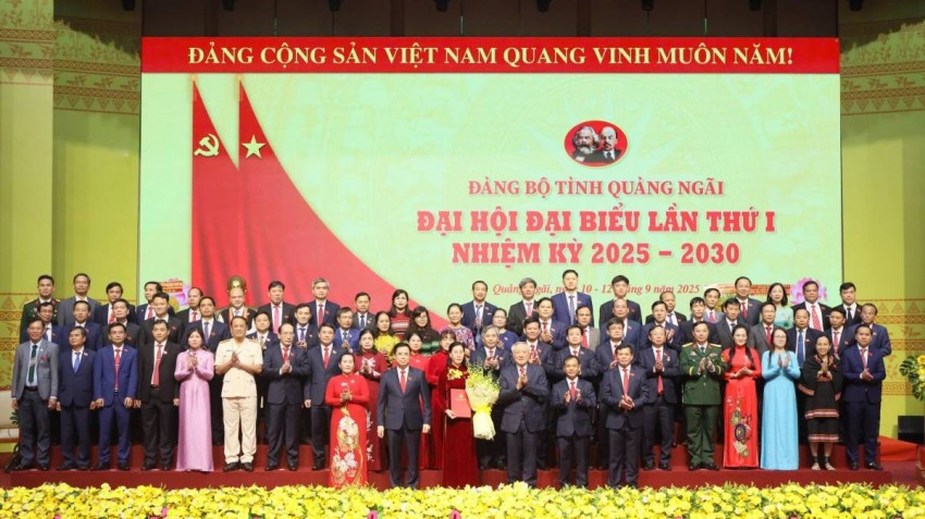 Phó Thủ tướng Thường trực Chính phủ Nguyễn Hòa Bình trao quyết định và tặng hoa chúc mừng Ban Chấp hành, Ban Thường vụ Tỉnh ủy Quảng Ngãi nhiệm kỳ 2025-20230 Phó Thủ tướng Thường trực Chính phủ Nguyễn Hòa Bình trao quyết định và tặng hoa chúc mừng Ban Chấp hành, Ban Thường vụ Tỉnh ủy Quảng Ngãi nhiệm kỳ 2025-20230