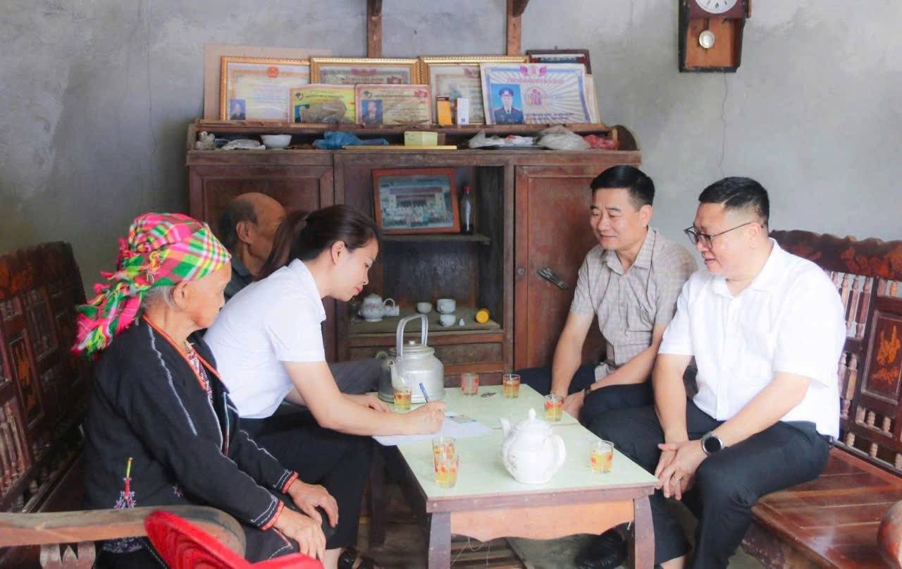 Lãnh đạo xã Mâu A trực tiếp xuống cơ sở năm bắt tình hình và hỗ trợ người dân ngay sau khi bộ máy chính quyền 2 cấp đi vào hoạt động Mậu A khẳng định hiệu quả mô hình chính quyền 2 cấp: Bộ máy tinh gọn, dân tin tưởng