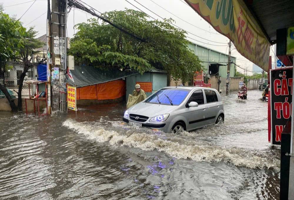 Gió giật mạnh, mưa dữ dội và ngập úng cục bộ tại TP. Hồ Chí Minh