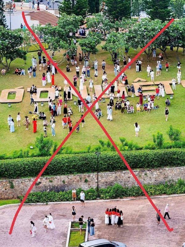 Du khách giẫm đạp dòng chữ thiêng liêng gây bức xúc. Ảnh: UBND phường Vũng Tàu.