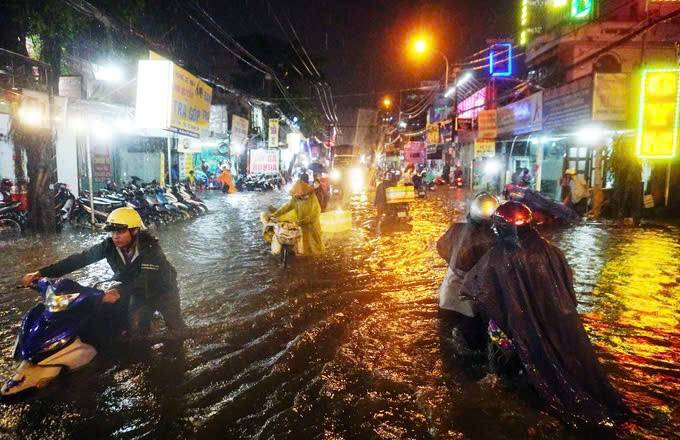 Cây xanh đổ, đường phố ngập nước gây 