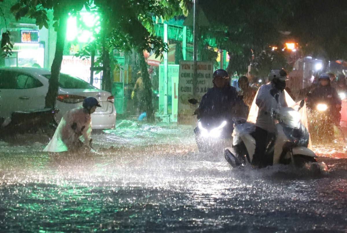 Gió giật mạnh, mưa dữ dội và ngập úng cục bộ tại TP. Hồ Chí Minh