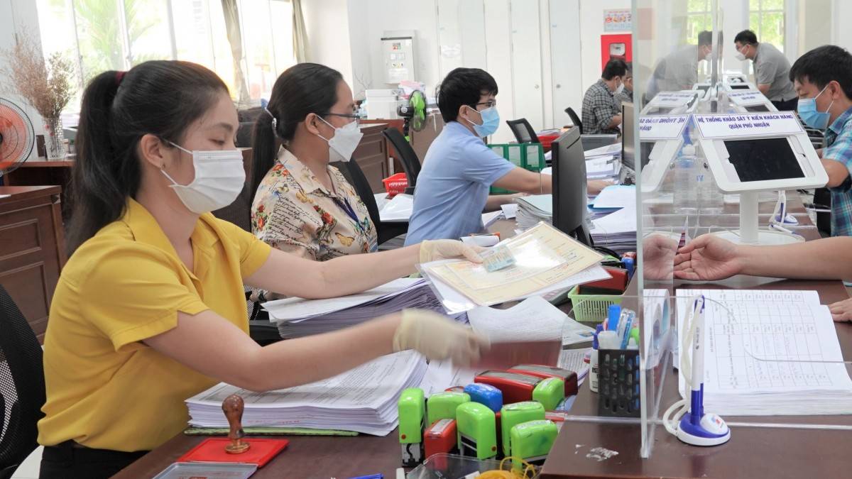 Siết kỷ luật công vụ: Công chức sẽ được chấm điểm, gắn với xếp loại đảng viên Siết kỷ luật công vụ: Công chức sẽ được chấm điểm, gắn với xếp loại đảng viên