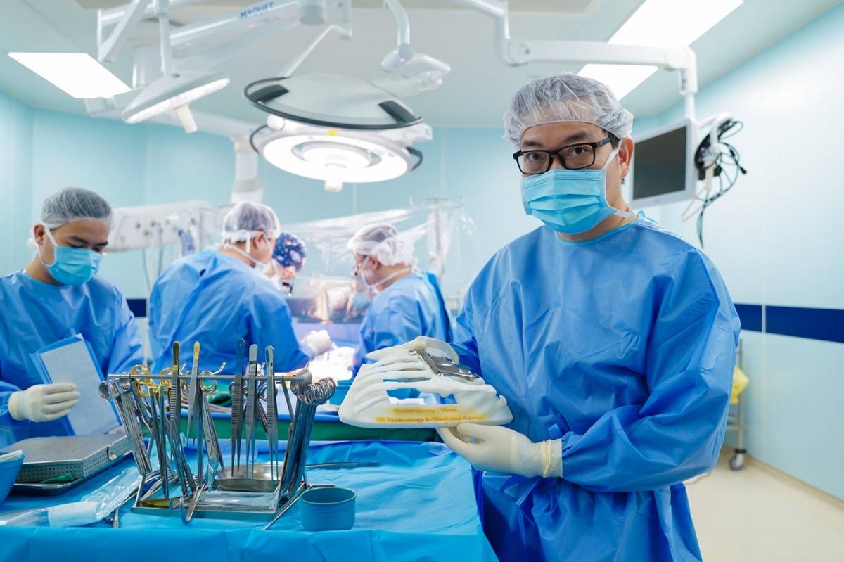 Lần đầu tiên tại Đông Nam Á, Vinmec tái tạo gần như toàn bộ lồng ngực bằng hợp kim titan in 3D, đạt độ chính xác 99%.