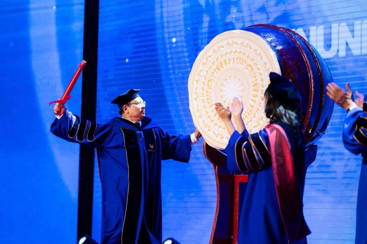 GS. Yap-Peng Tan đánh trống khai trường trong buổi Lễ khai giảng nhiệm kỳ đầu tiên của ông tại VinUni GS. Yap-Peng Tan đánh trống khai trường trong buổi Lễ khai giảng nhiệm kỳ đầu tiên của ông tại VinUni