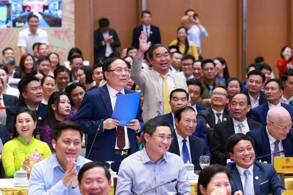 GS.VS Nguyễn Văn Đệ - Chủ tịch Hiệp hội bệnh viện tư nhân Việt Nam kiến nghị một số vấn đề liên quan đến đầu tư lĩnh vực y tế tại Hội nghị Thủ tướng Chính phủ với hơn 1.000 doanh nghiệp về phát triển kinh tế tư nhân tháng 5/2025